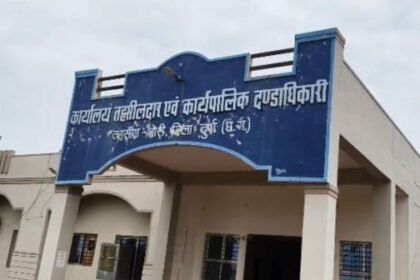 Durg: Babu of Bori tehsil caught red handed taking bribe