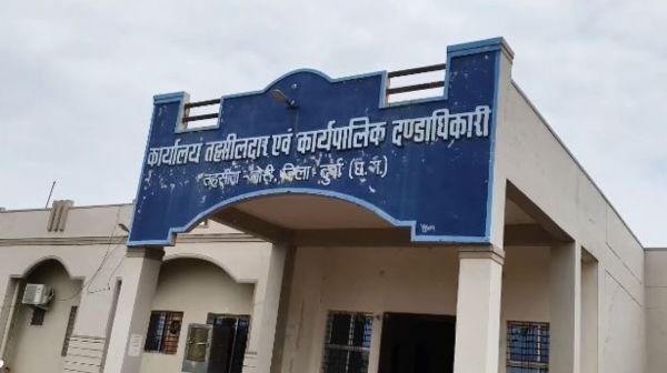 Durg: Babu of Bori tehsil caught red handed taking bribe