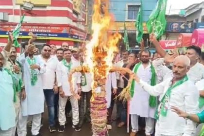 JMM protest in Deoghar: BJP effigy burnt at Tower Chowk