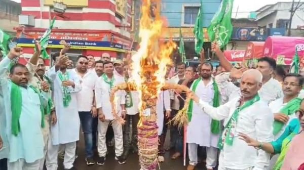 JMM protest in Deoghar: BJP effigy burnt at Tower Chowk
