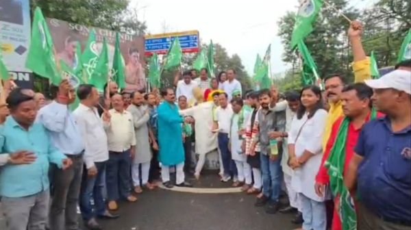 Bokaro: JMM protest, effigy burnt in front of DC office