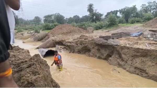 Katghora: Railway track worker swept away in strong current