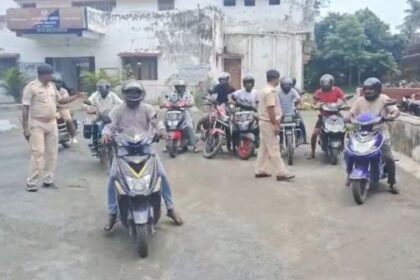 Jamtara: Police crackdown on bike riders without helmet