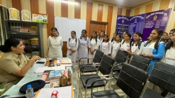 School children in Durg made an educational visit to Mohan Nagar Police Station