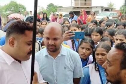 Durg: Students angry with the shortage of teachers boycotted the school