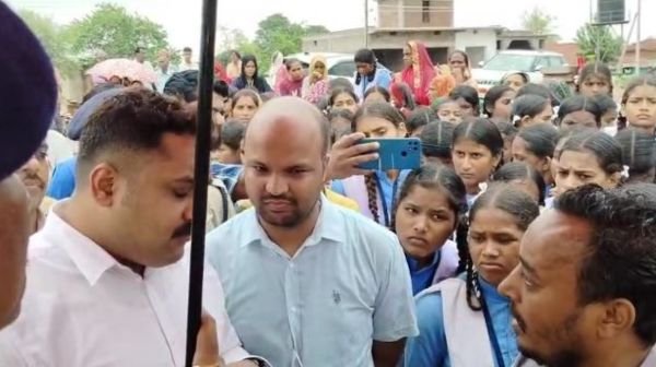 Durg: Students angry with the shortage of teachers boycotted the school