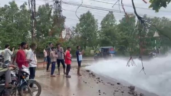 Raipur: Main water supply pipe burst on Ring Road No. 1