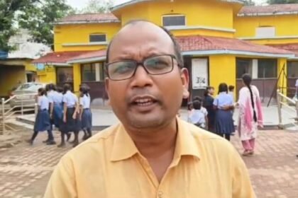 Gariaband: Studying for children in Atmanand English School becomes a game of 'seats'