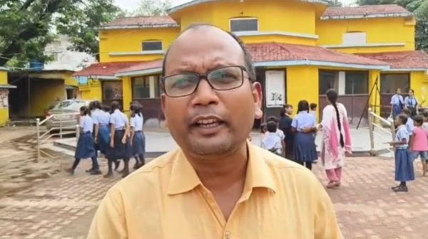 Gariaband: Studying for children in Atmanand English School becomes a game of 'seats'