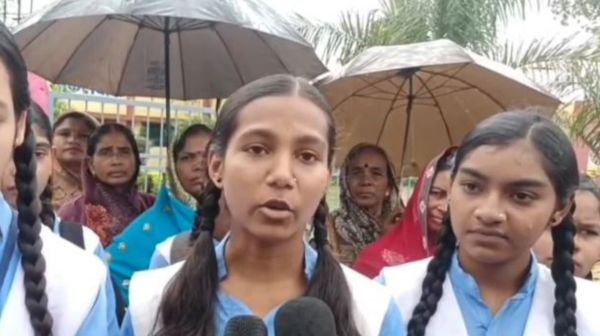 Rajim: Students and parents angry with the arbitrariness of principal in Aklawara High School