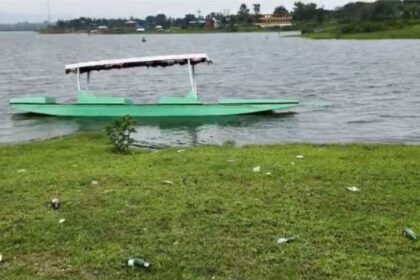 Baikunthpur's Jhamka Boat Club is in a bad state, it has become a den of drunkards!