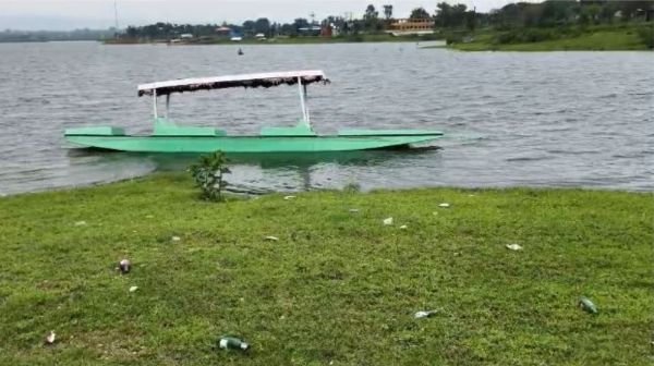 Baikunthpur's Jhamka Boat Club is in a bad state, it has become a den of drunkards!