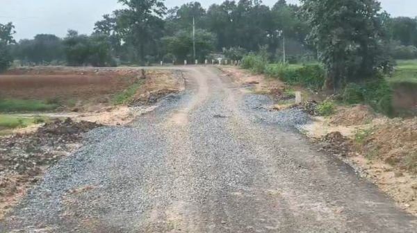 Balrampur: Road of Janman Yojana worth 4 crores broke down in 2 months