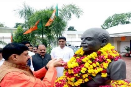 Chief Minister Dr. Yadav paid tribute to Dr. Shyama Prasad Mukherjee by garlanding his statue