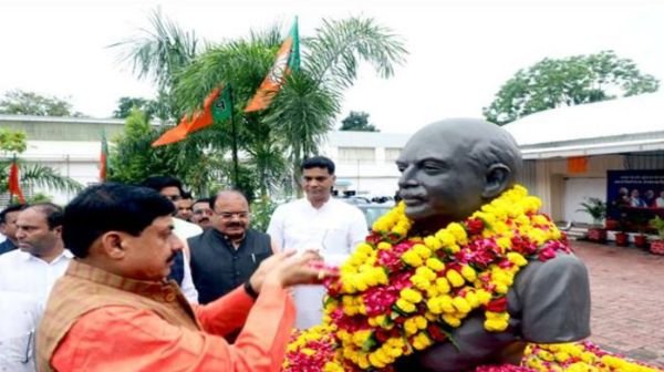 Chief Minister Dr. Yadav paid tribute to Dr. Shyama Prasad Mukherjee by garlanding his statue