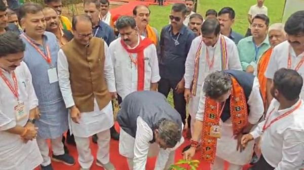 Mainpat: BJP training camp, Shivraj Singh Chauhan planted trees