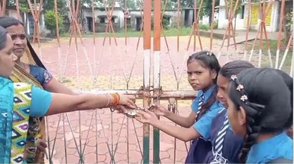 Janjgir-Champa: Villagers locked the school due to lack of teachers