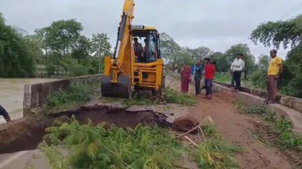 Balod: Aklawara bridge collapsed due to heavy rain, road from Gurur to Kanwar blocked