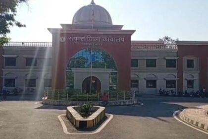 Villagers demonstrated vigorously in support of Secretary Prem Dhruv in Gariaband