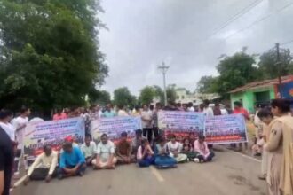 Gaurela-Pendra Marwahi: Villagers block the road after the removal of the principal