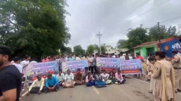 Gaurela-Pendra Marwahi: Villagers block the road after the removal of the principal