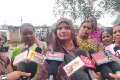 Women protested in Korba to shut down the liquor distillery and tasting center