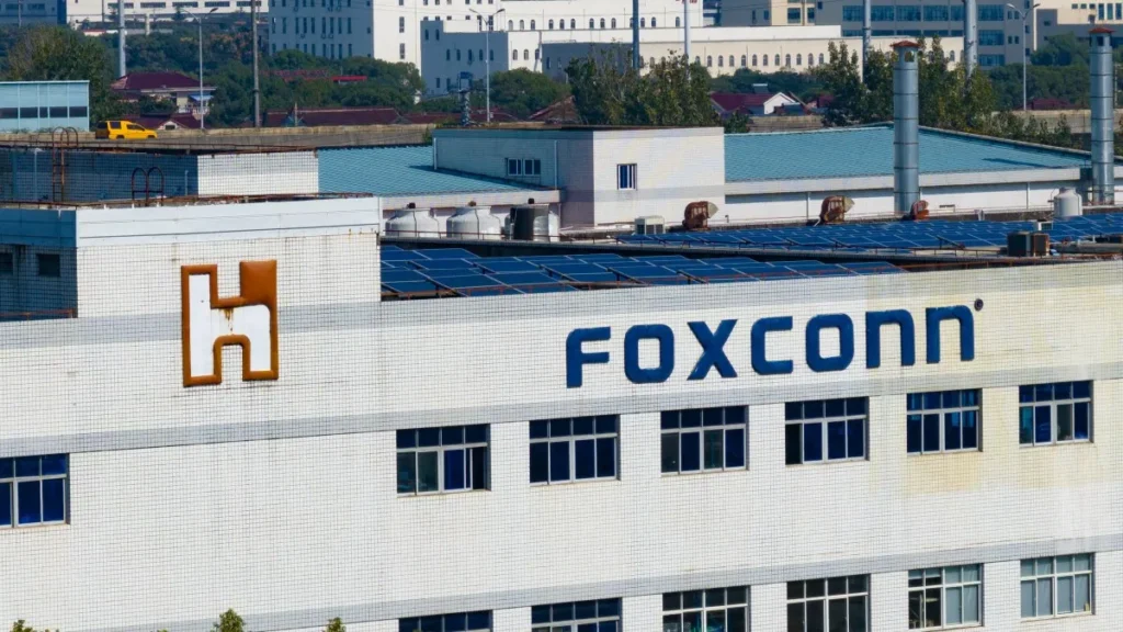 iPhone 17 की भारत में मैन्युफैक्चरिंग पर खतरा! Foxconn ने 300 चीनी इंजीनियर्स को वापस बुलाया