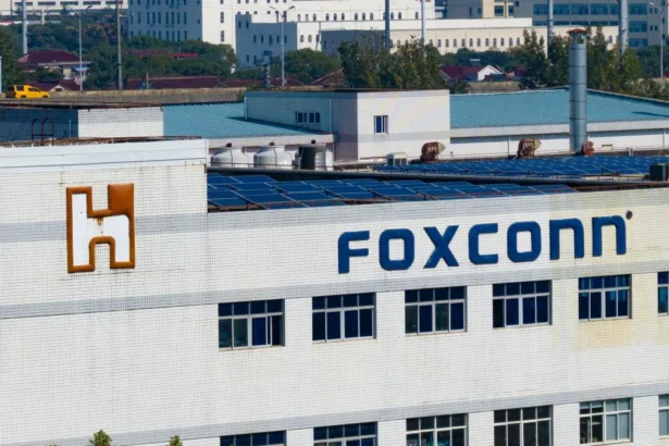 iPhone 17 की भारत में मैन्युफैक्चरिंग पर खतरा! Foxconn ने 300 चीनी इंजीनियर्स को वापस बुलाया
