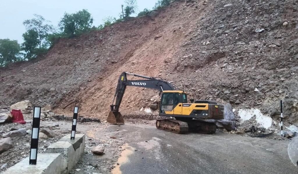 उत्तराखंड में भारी बारिश से भूस्खलन का कहर, रुद्रप्रयाग-बद्रीनाथ मार्ग बंद