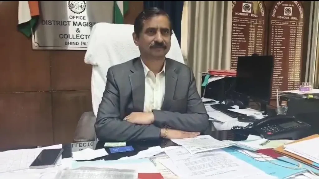 MP: भिंड कलेक्टर का छात्र को थप्पड़ मारते वीडियो वायरल, उठे सवाल MP: भिंड कलेक्टर का छात्र को थप्पड़ मारते वीडियो वायरल, उठे सवाल