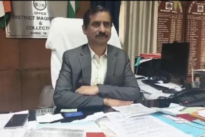 MP: भिंड कलेक्टर का छात्र को थप्पड़ मारते वीडियो वायरल, उठे सवाल MP: भिंड कलेक्टर का छात्र को थप्पड़ मारते वीडियो वायरल, उठे सवाल