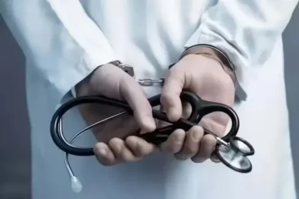 आगरा: झोलाछाप डॉक्टर कर रहा था गर्भवती का इलाज, स्वास्थ्य विभाग ने मारा छापा और क्लीनिक सील