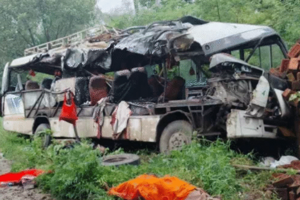देवघर बस-ट्रक हादसा: 18 कांवड़ियों की दर्दनाक मौत, कई गंभीर घायल