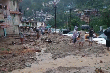 मंडी में बादल फटा: भारी बारिश से तबाही, 3 की मौत और कई लोग लापता