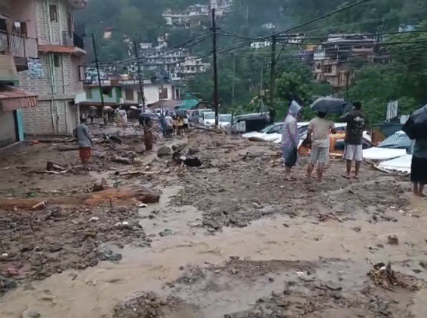 मंडी में बादल फटा: भारी बारिश से तबाही, 3 की मौत और कई लोग लापता