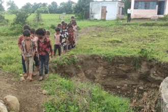 हर दिन मौत के साए में स्कूल जाते मासूम: कीचड़, करंट और कुएं के बीच 150 मीटर का खतरनाक रास्ता