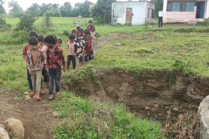 हर दिन मौत के साए में स्कूल जाते मासूम: कीचड़, करंट और कुएं के बीच 150 मीटर का खतरनाक रास्ता