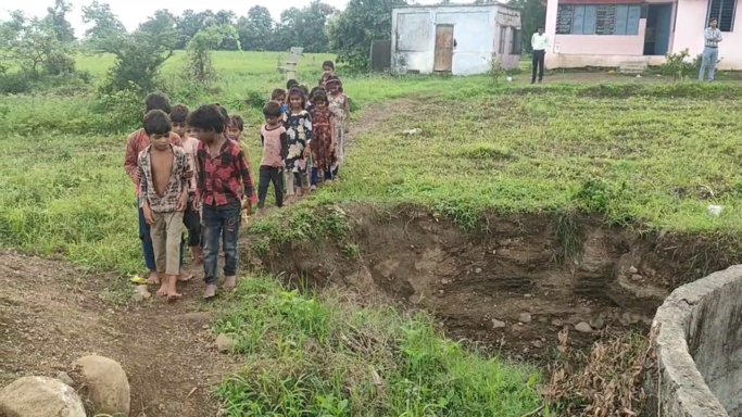 हर दिन मौत के साए में स्कूल जाते मासूम: कीचड़, करंट और कुएं के बीच 150 मीटर का खतरनाक रास्ता