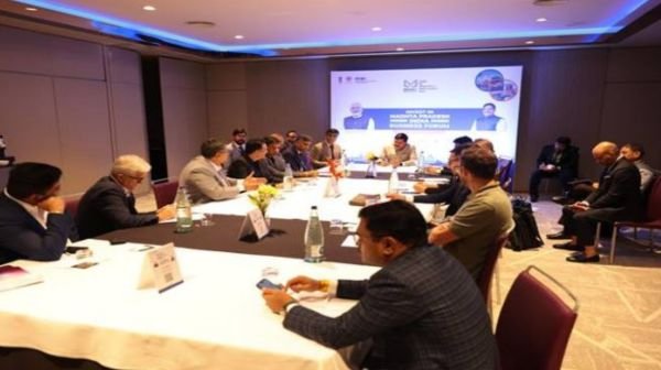 Chief Minister Dr. Yadav held a round table meeting with officials of textile machinery companies in Barcelona