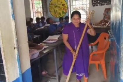 Divyang teacher Meena Devangan, who has been lighting the torch of knowledge for 27 years, has become an example of inspiration