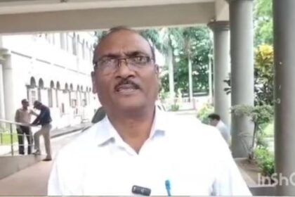 Dhamtari: Teacher arrives at school drunk, suspended after video goes viral