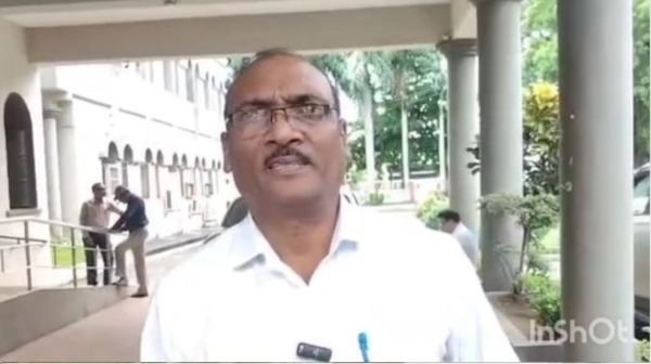 Dhamtari: Teacher arrives at school drunk, suspended after video goes viral