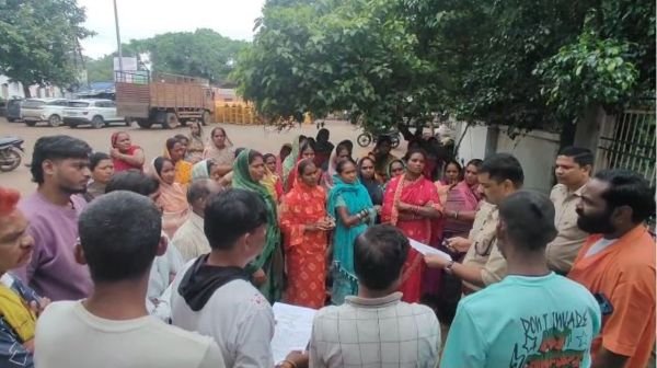 Dhamtari: Terror of goons in Hatkeshar ward, ward residents reached the police station