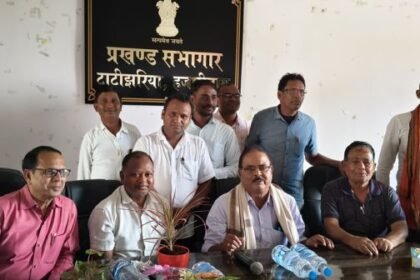 Food supply officer Rajesh Kumar was given an emotional farewell in Tatijharia