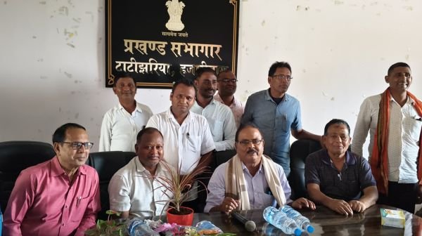Food supply officer Rajesh Kumar was given an emotional farewell in Tatijharia