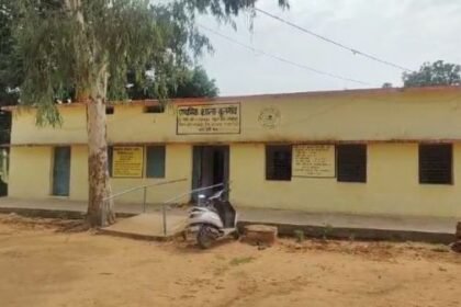 Balrampur: Classes of a private company are being conducted in government school after holidays
