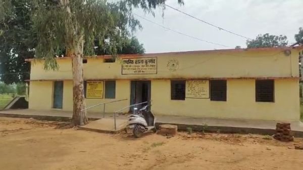 Balrampur: Classes of a private company are being conducted in government school after holidays