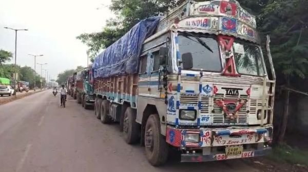 Durg: Terror of rice thieves outside FCI warehouse, panic among truck drivers