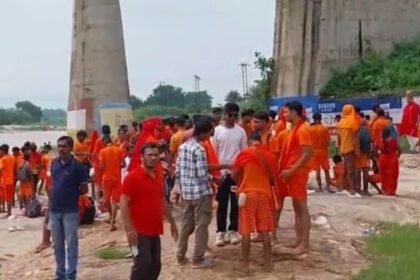 Kanwar Yatra on foot from Lohardaga to Ranchi: A group of thousands of Shiva devotees left