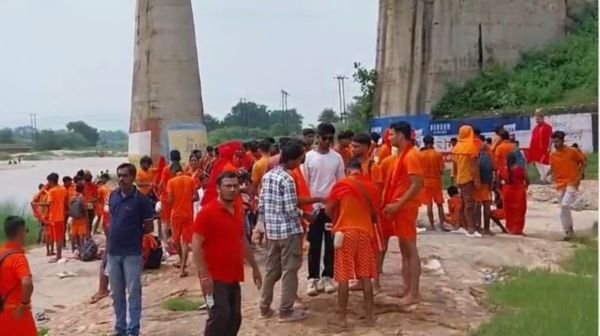 Kanwar Yatra on foot from Lohardaga to Ranchi: A group of thousands of Shiva devotees left